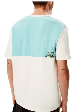LOEWE アップサイクル ロゴ Tシャツ (コットン) ホワイト/マルチカラー plp_rd