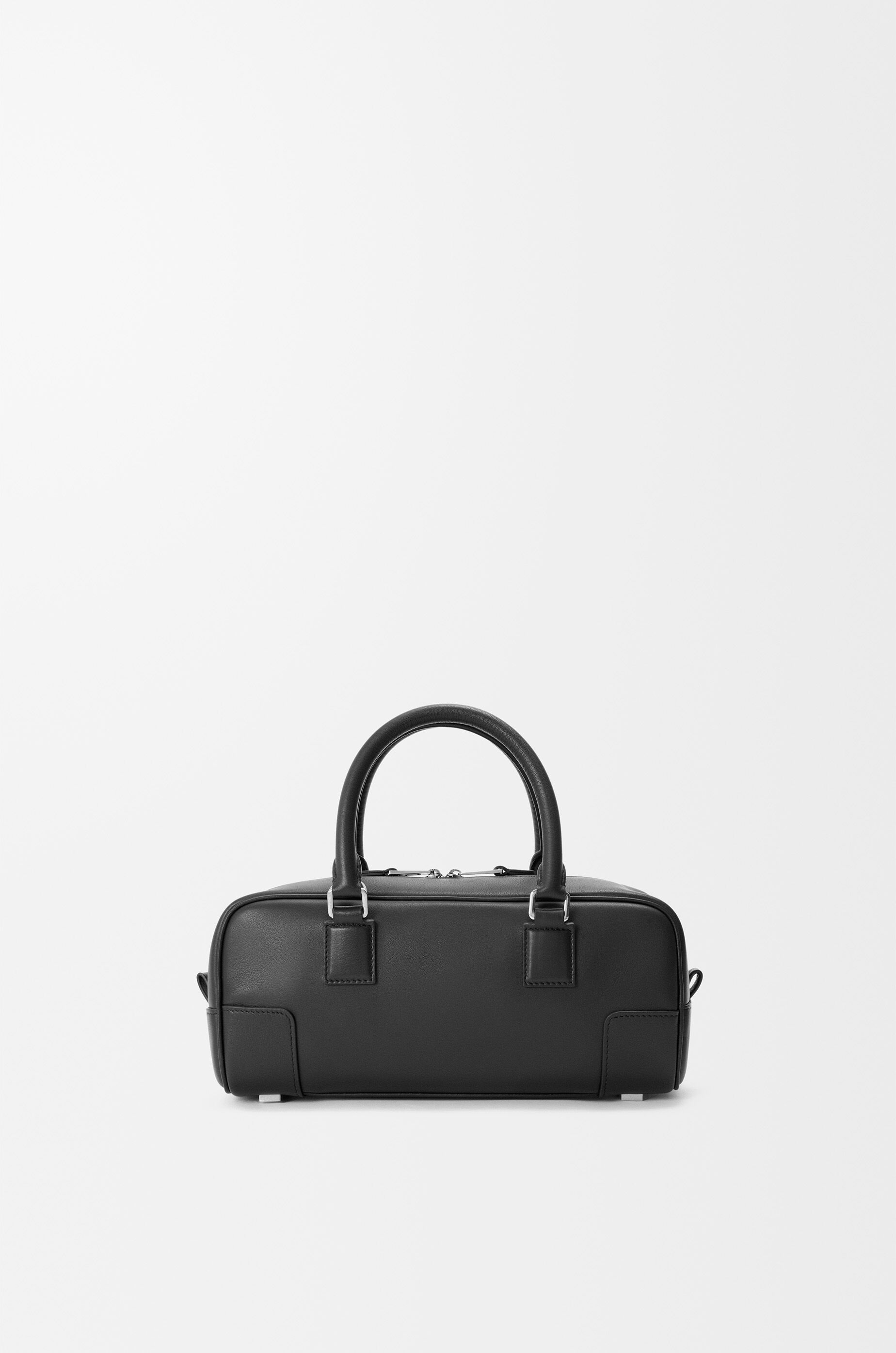 アマソナ23 クロップド バッグ（シャイニーカーフ） ブラック - LOEWE