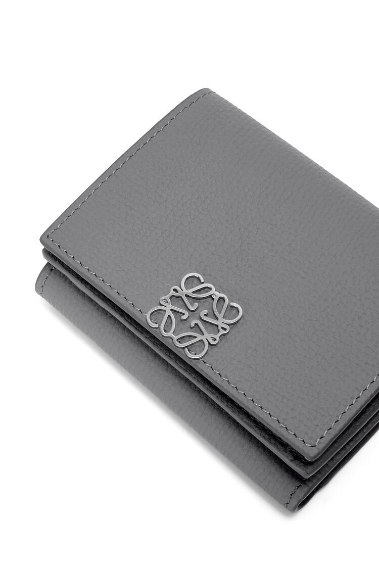 LOEWE Anagram trifold wallet in pebble grain calfskin Asphalt Grey