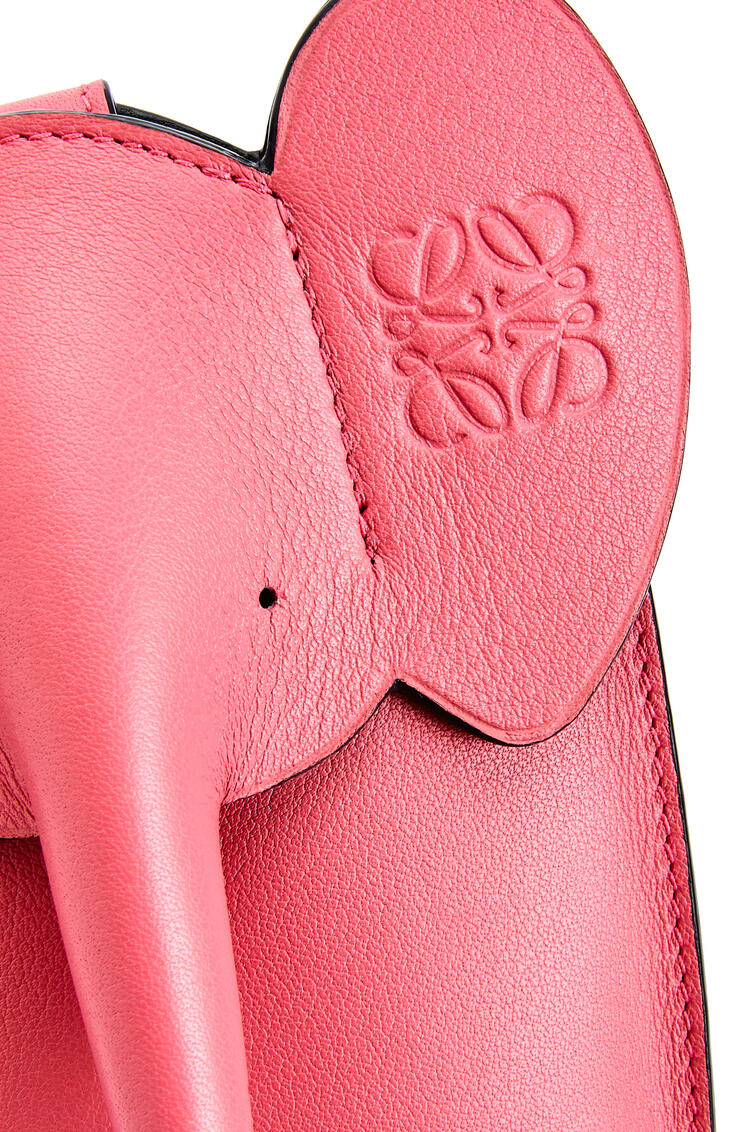 LOEWE Elephant Pocket en piel de ternera clásica New Candy pdp_rd