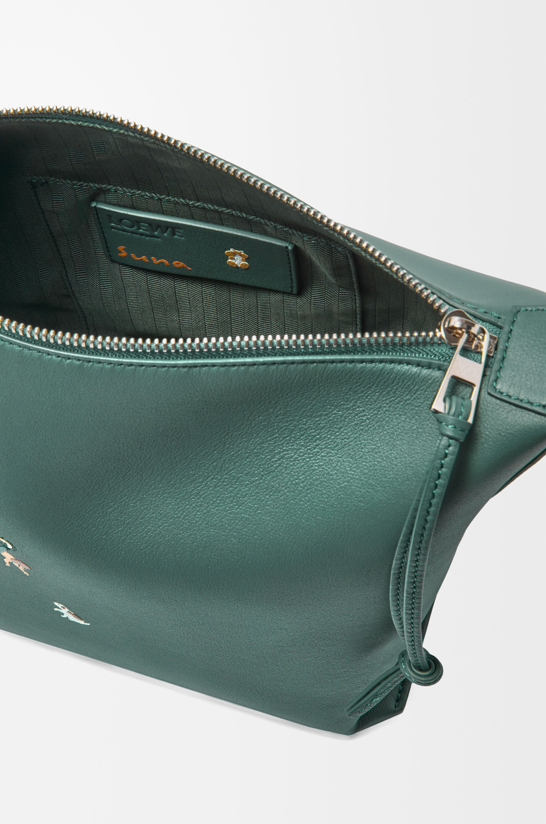 LOEWE☆カメラボディバッグミニ_ソフトグレインカーフ_オリーブ クロスボディ カメラバッグ ミニ（サテンカーフ） グリーン - LOEWE
