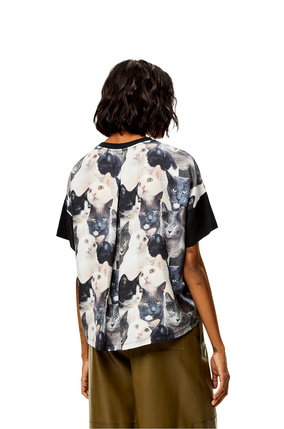 LOEWE Camiseta en algodón y seda con estampado de gatos Negro/Multicolor plp_rd