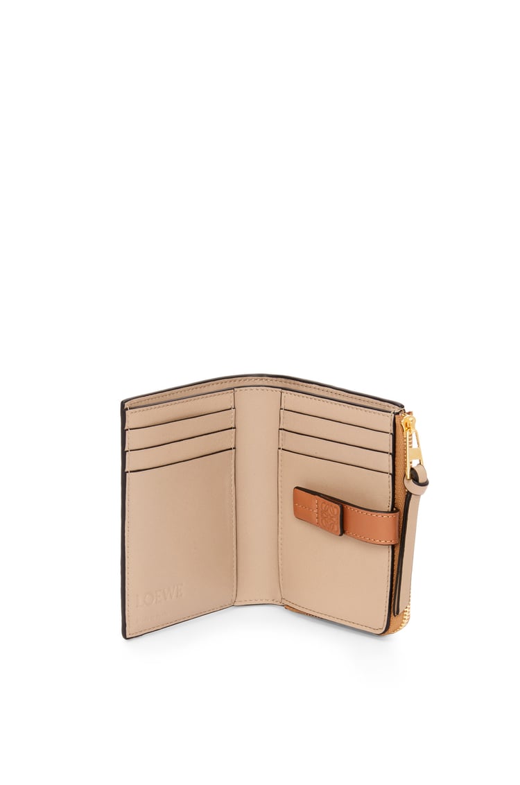 LOEWE Slim compact wallet in soft grained calfskin 太妃糖色/棕褐色