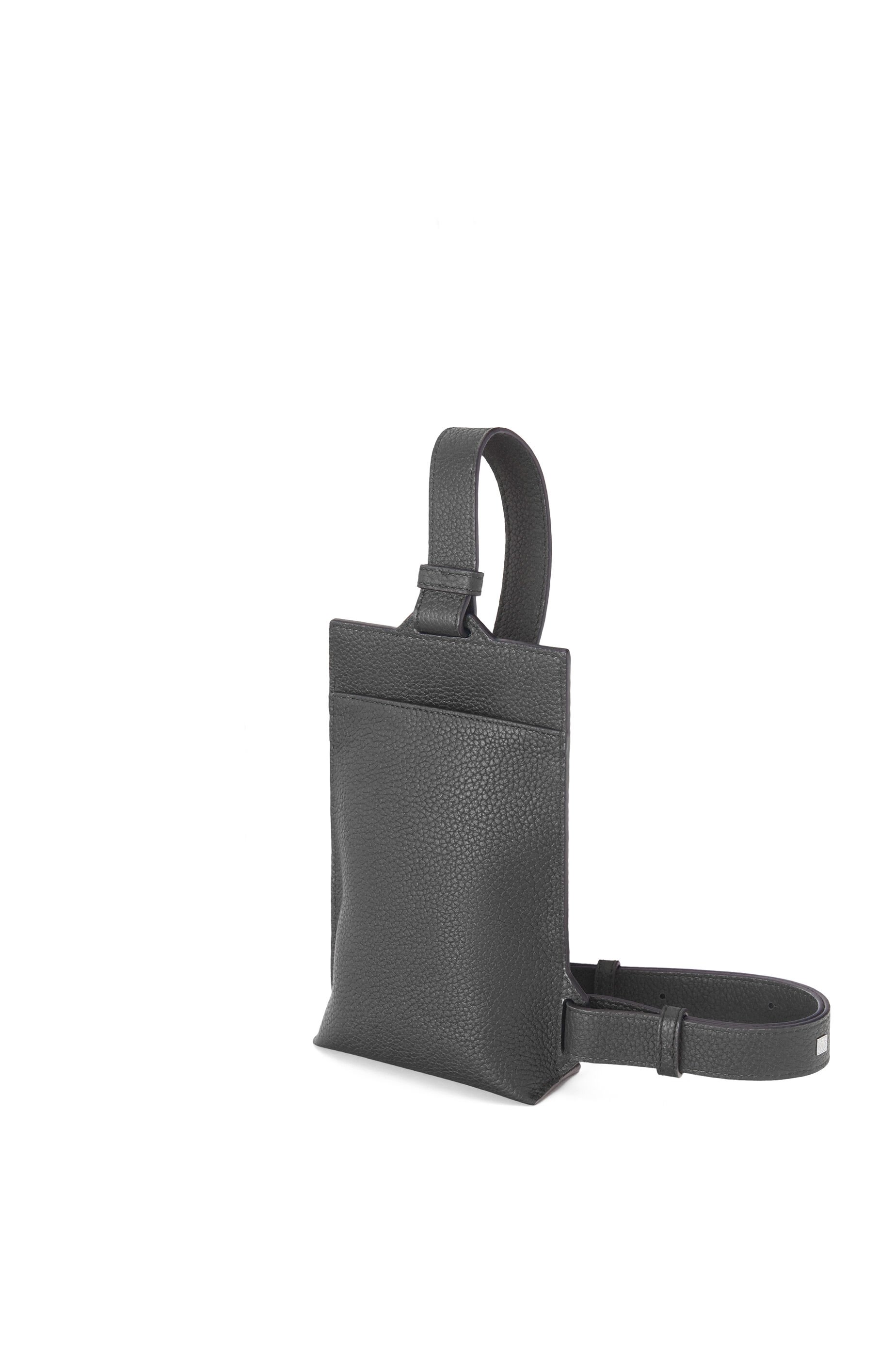ブランド バーティカル Tポケット (グレインカーフ) ブラック - LOEWE