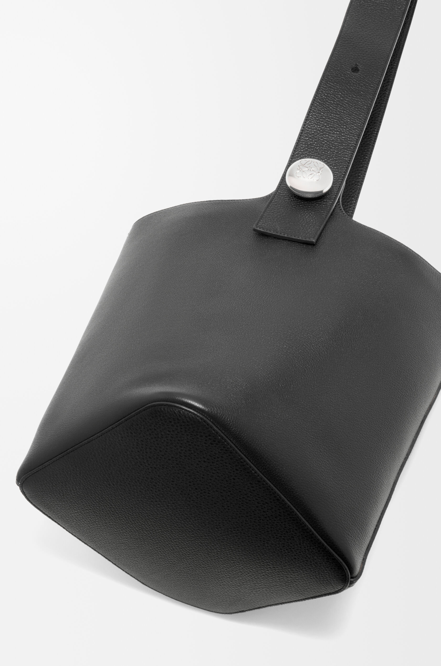 ぺブル バケットバッグ ラージ（サプルグレインカーフ） ブラック - LOEWE