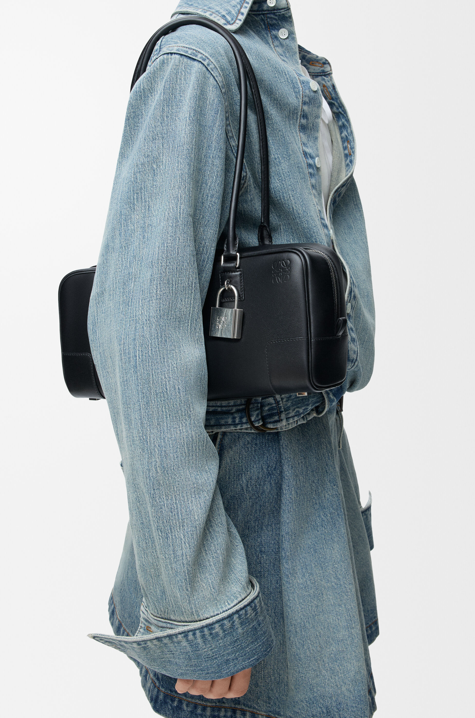 アマソナ31 クロップド バッグ（シャイニーカーフ） ブラック - LOEWE