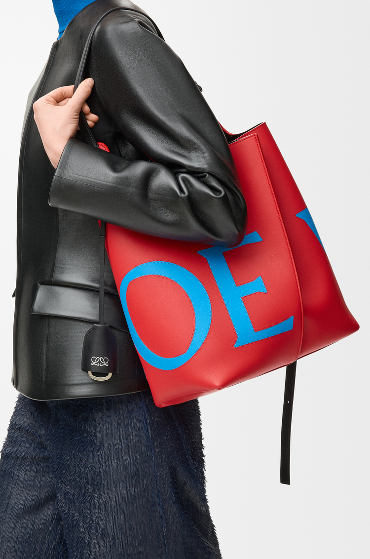 LOEWE Bolso Bilbao bucket grande Oversized Logo en piel de ternera lisa Rojo/Azul