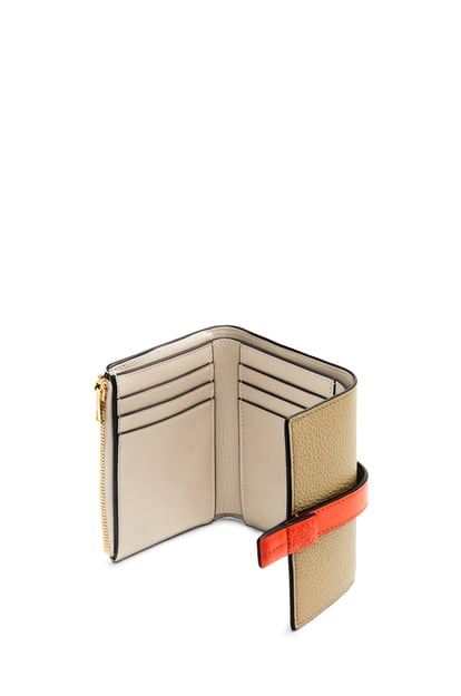 LOEWE Small vertical wallet in soft grained calfskin 黏土綠/豔橘色 plp_rd