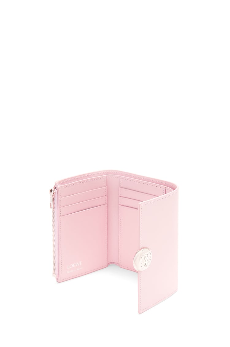 LOEWE ぺブル バーティカル ウォレット スモール（シャイニーナパカーフ） ブロッサム