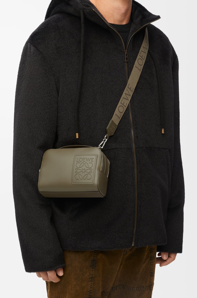 LOEWE Bolso bandolera Mini Camera en piel de ternera Verde Caqui
