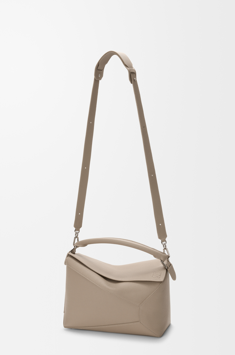 LOEWE Bolso Puzzle Edge mediano en piel de ternera graneada Arcilla