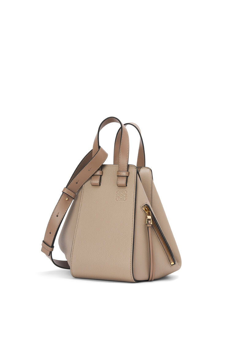 ハンモックバッグ スモール (ソフトグレインカーフ) サンド LOEWE