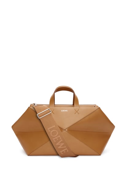 LOEWE Puzzle Fold Duffle in shiny calfskin 橡木色 plp_rd