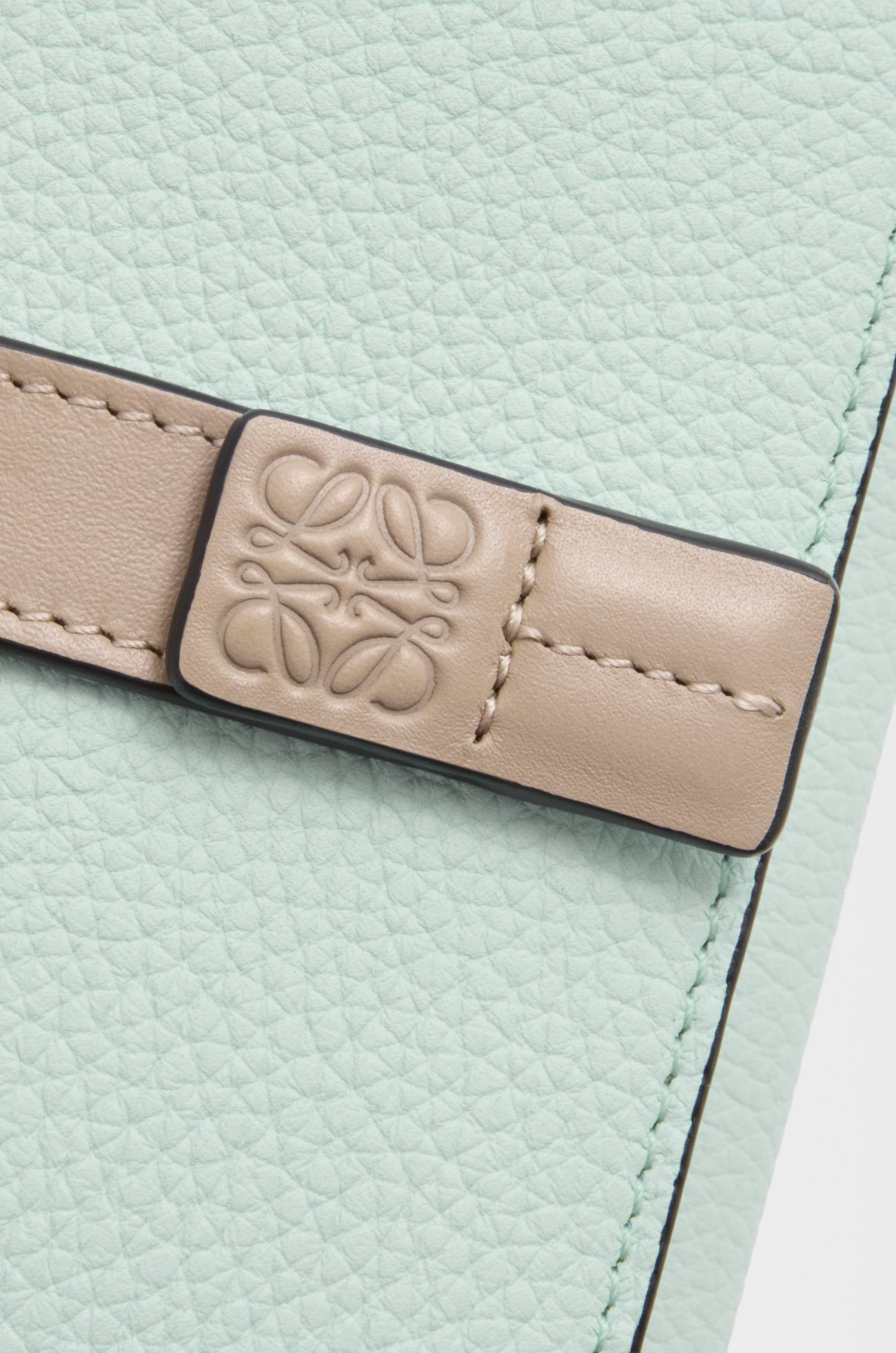 LOEWE Trifold wallet in soft grained calfskin Frozen/Clay
