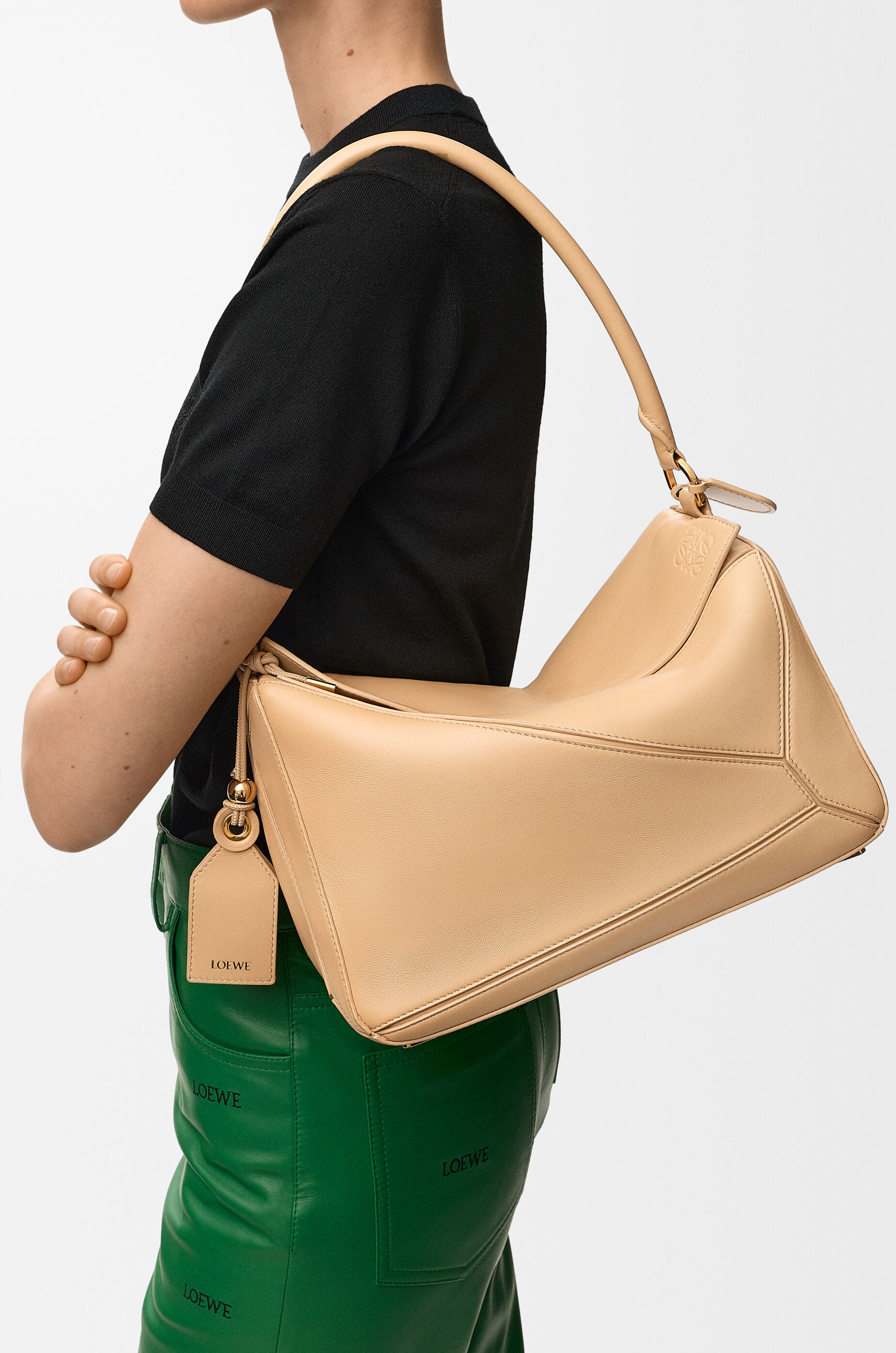 LOEWE ベージュ パズル　ボディバッグ フェザーライト パズルバッグ ミディアム（ナパラム） ベージュ