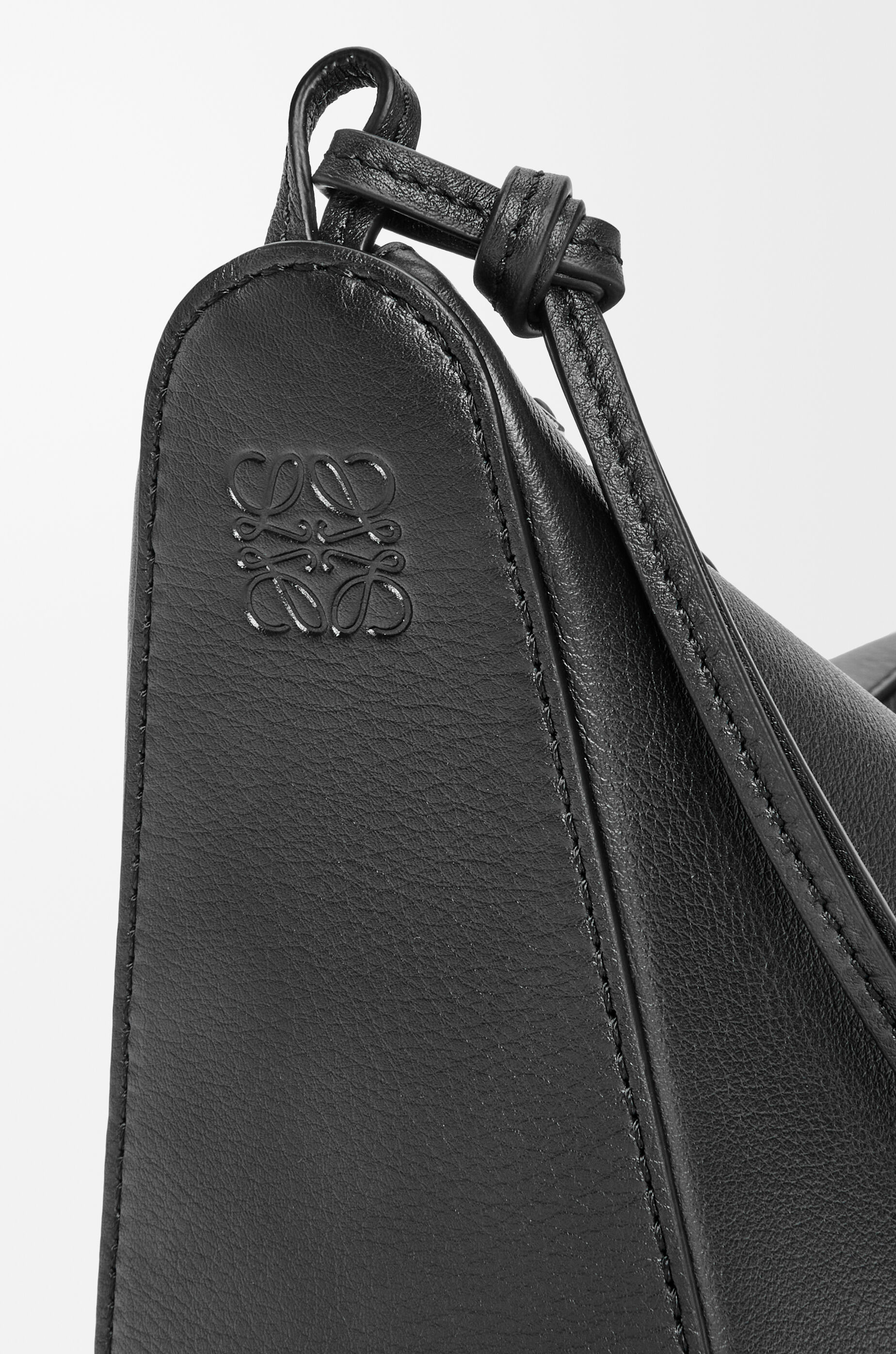 LOEWE Mini Hammock hobo in classic calfskin Black