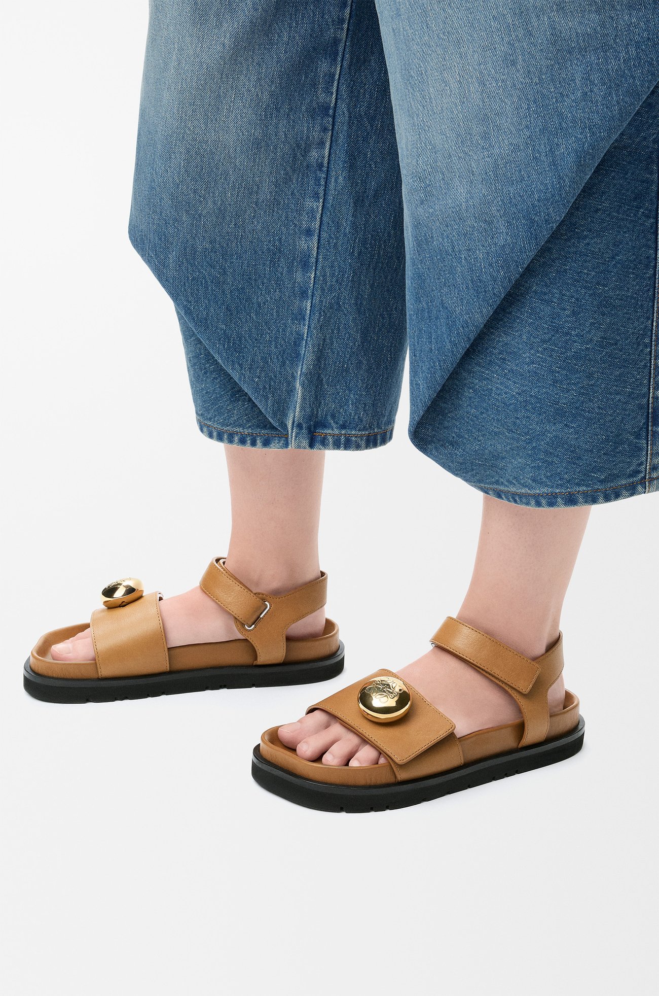 LOEWE Pebble fussbett sandal in soft calfskin Oak