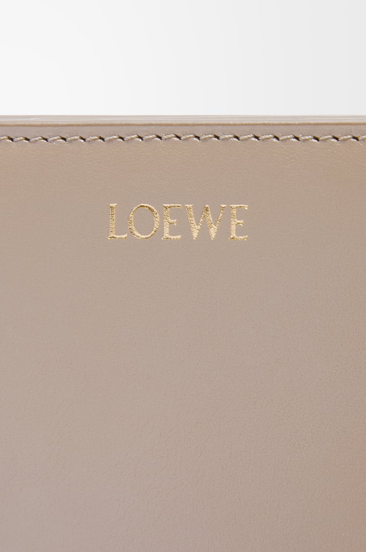 LOEWE Cartera compacta Knot en piel napa de ternera Arena/Verde Tropical