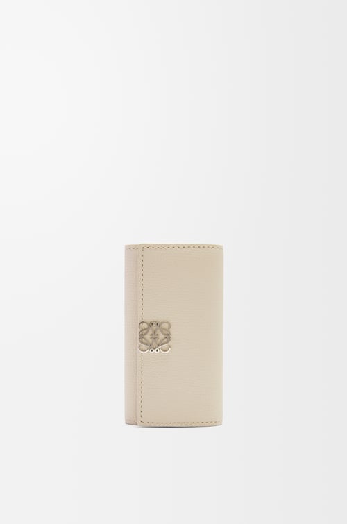 LOEWE Llavero Anagram en piel de ternera Gris Claro