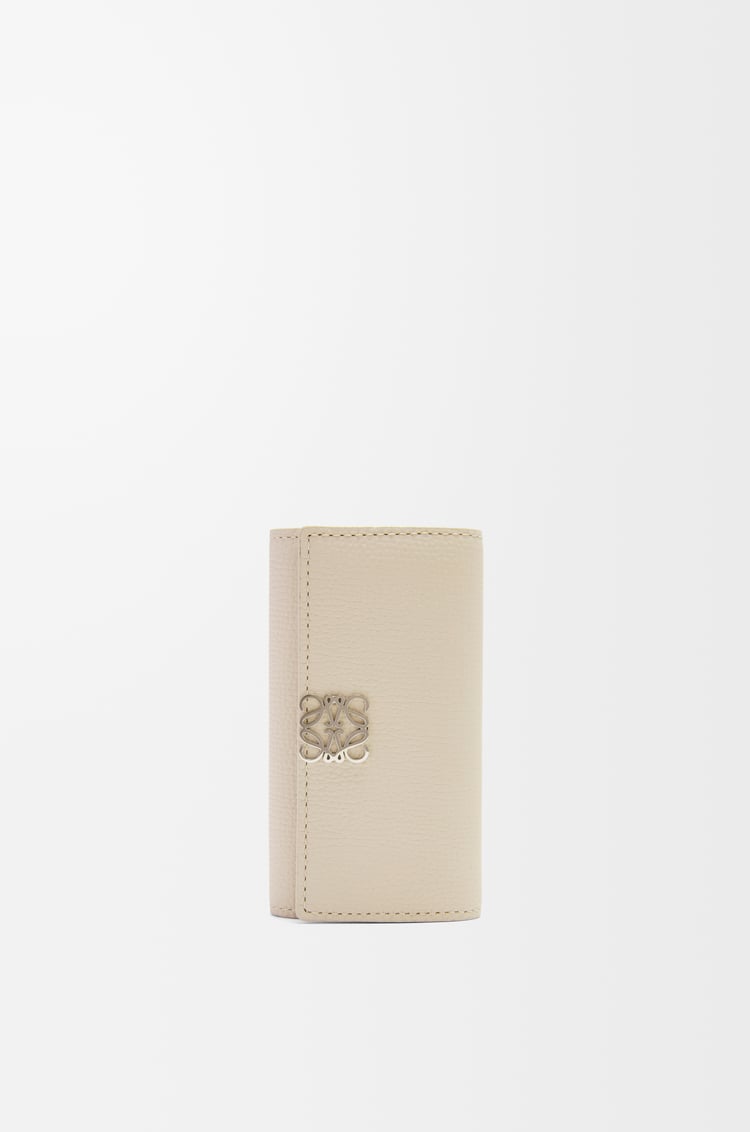 LOEWE アナグラム キーケース（ペブルグレインカーフ） ライトゴースト