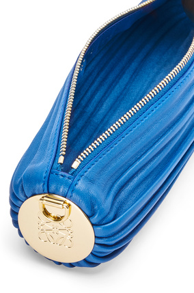 LOEWE Pouch pequeño en forma de pulsera en napa plisada Azul Royal plp_rd