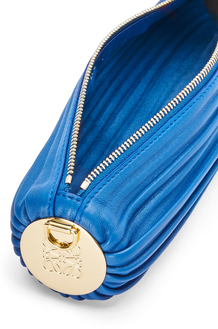 LOEWE Pouch pequeño en forma de pulsera en napa plisada Azul Royal pdp_rd