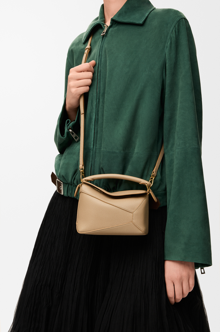 LOEWE Minibolso Puzzle Edge en suave piel de ternera graneada Arena