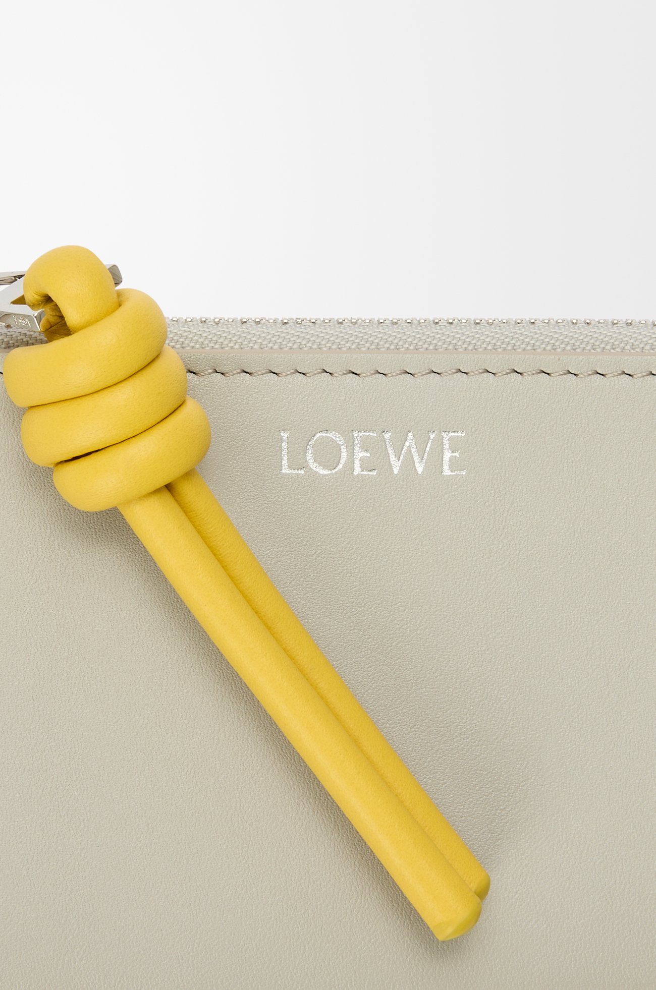 LOEWE 亮面纳帕牛皮革绳结硬币卡包 贝壳灰/蒲公英色