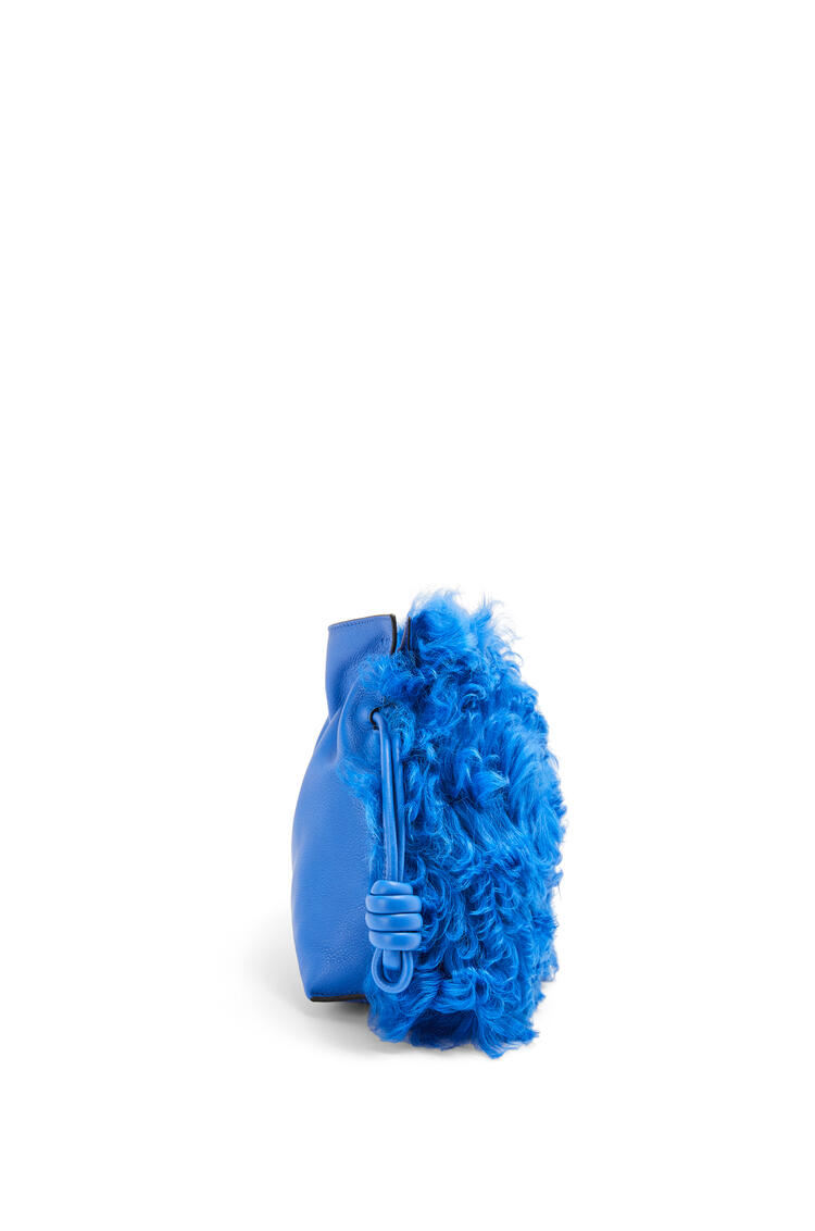 LOEWE Bolso Flamenco clutch en piel de cabra mongol y napa Azul Royal pdp_rd