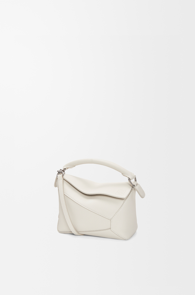 LOEWE Mini Puzzle Edge Tasche aus weichem, genarbtem Kalbsleder Light Ghost