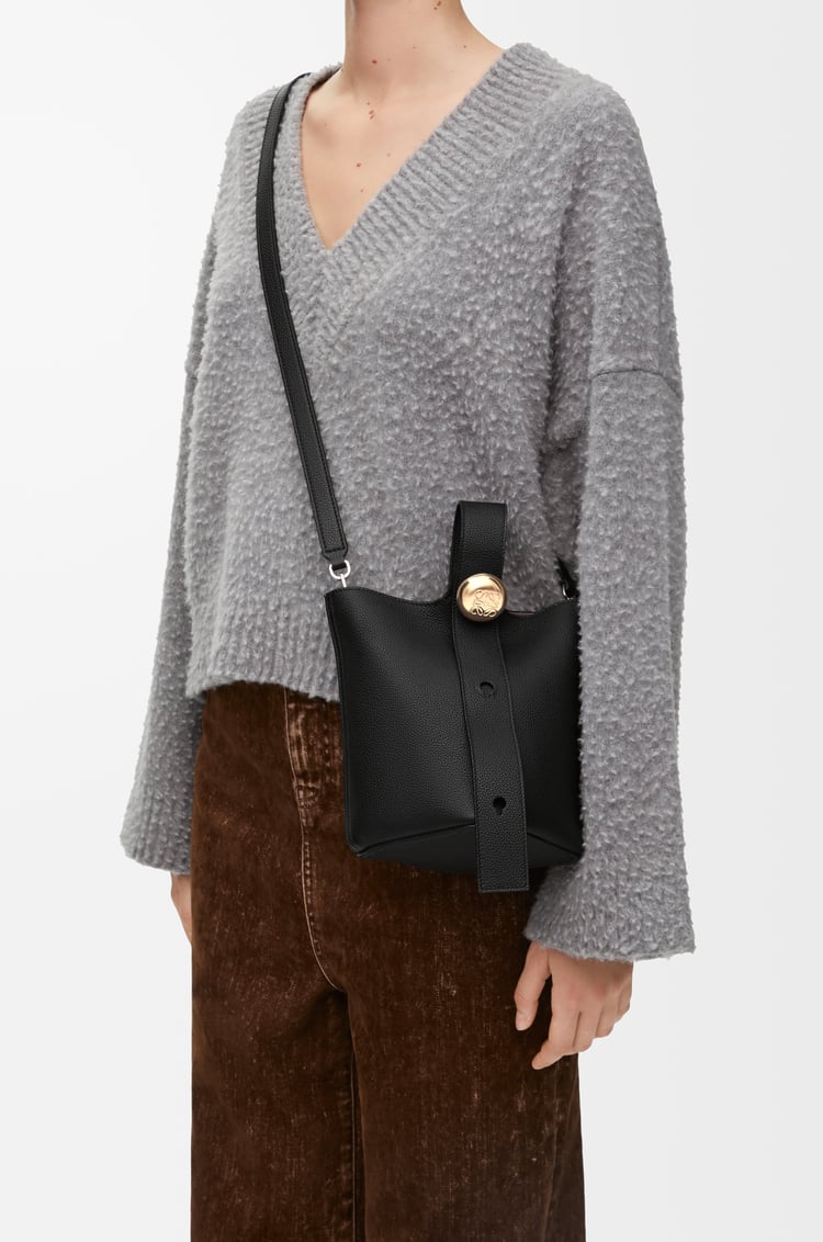 LOEWE Bolso Pebble Bucket mini en piel de ternera Negro