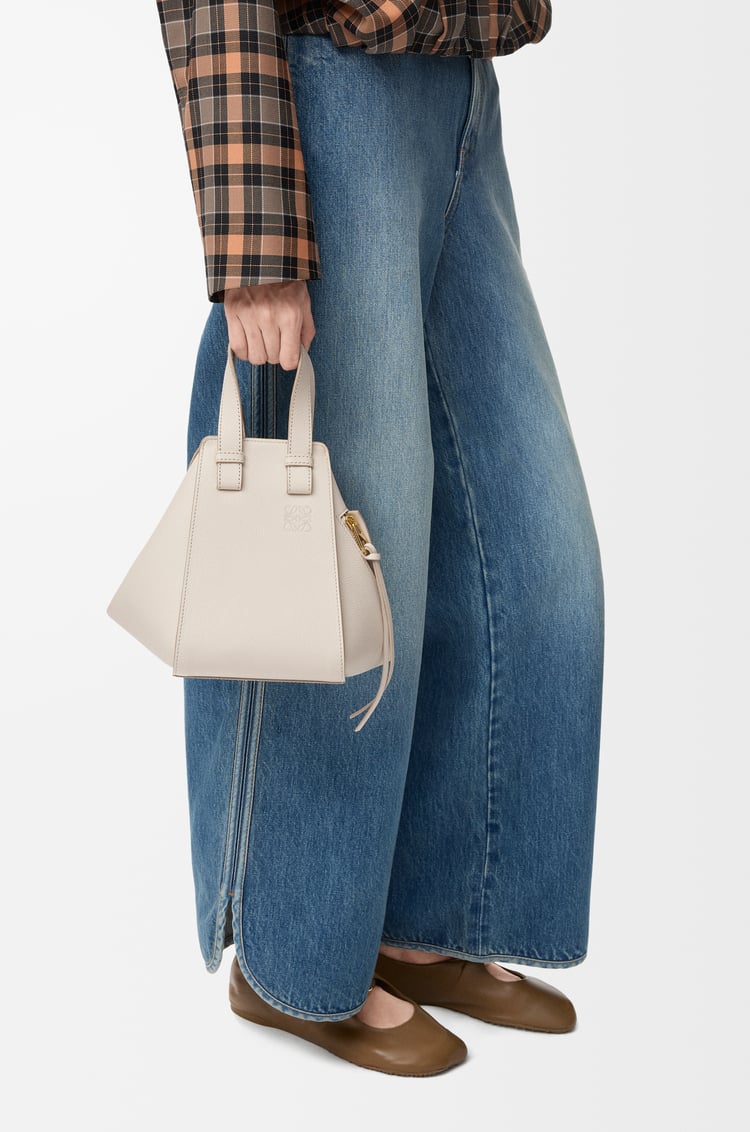 LOEWE ハンモックバッグ コンパクト（ソフトグレインカーフ） ライトゴースト