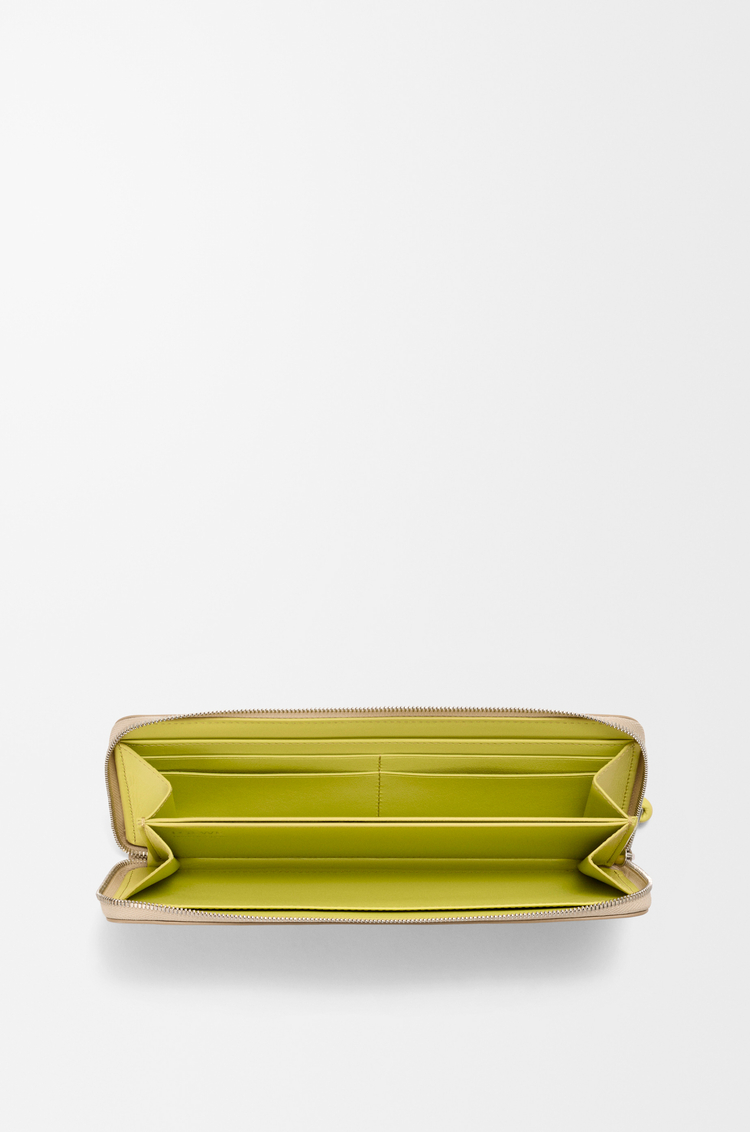 LOEWE Cartera con cremallera Knot en piel napa de ternera brillante Beige/Limón