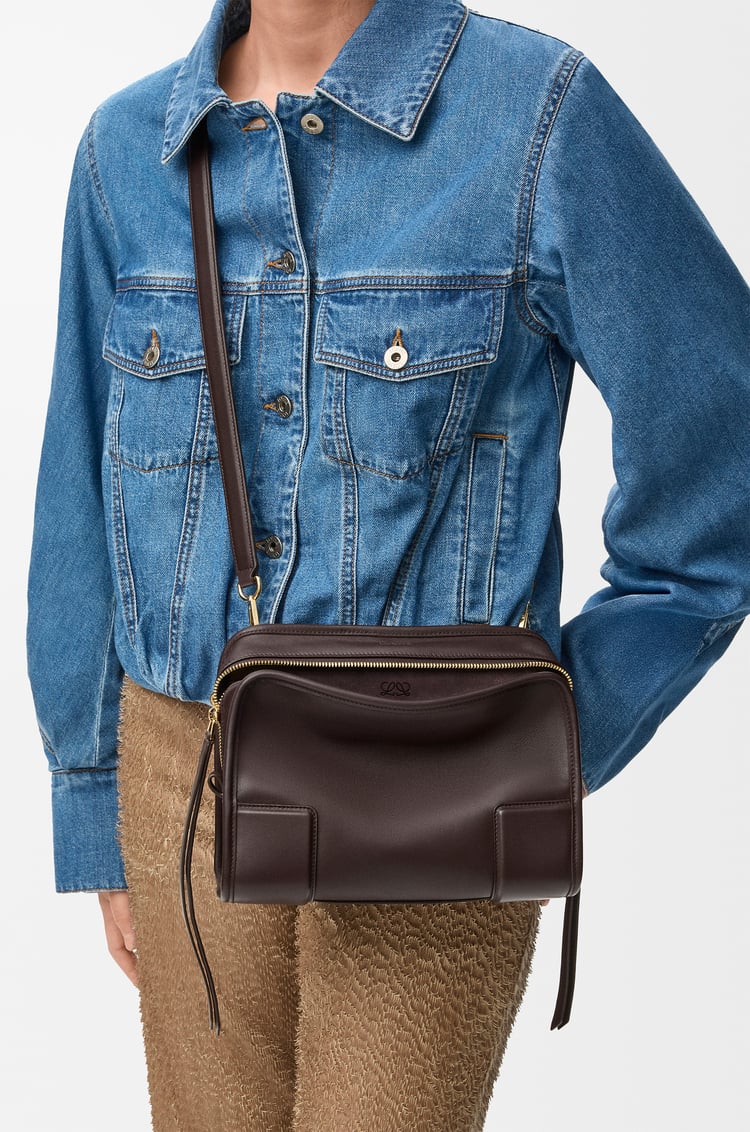 LOEWE Bolso Amazona 180 pequeño en piel de ternera suave Brownie Oscuro