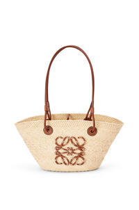 LOEWE Small Anagram Basket bag in iraca palm and calfskin Natural/Tan pdp_rd