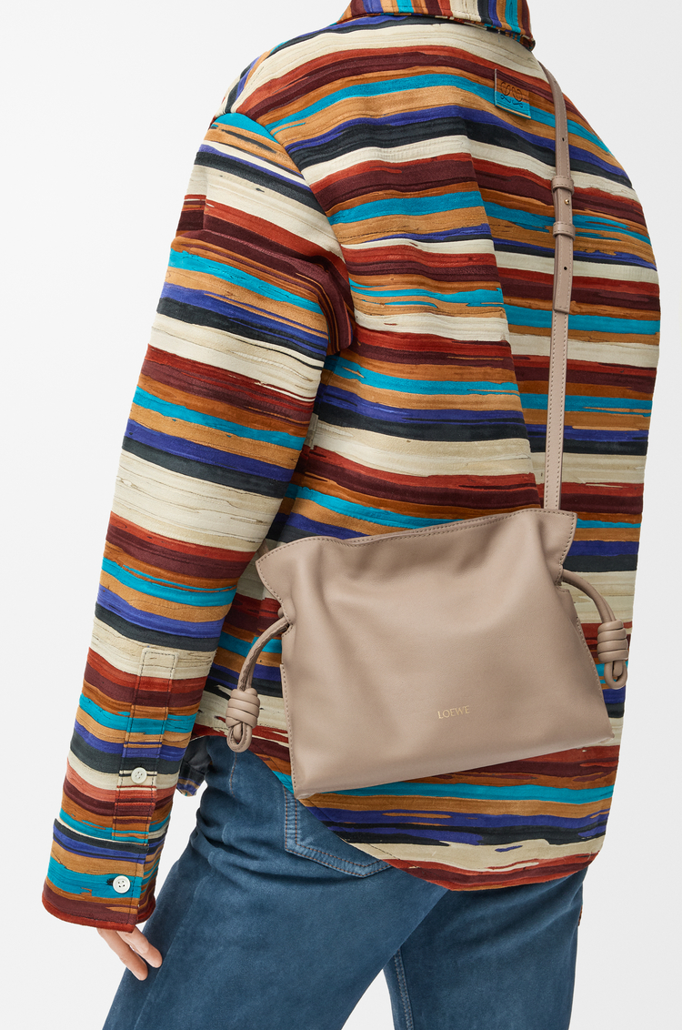 LOEWE Mini Flamenco clutch en cuir de veau nappa Sable