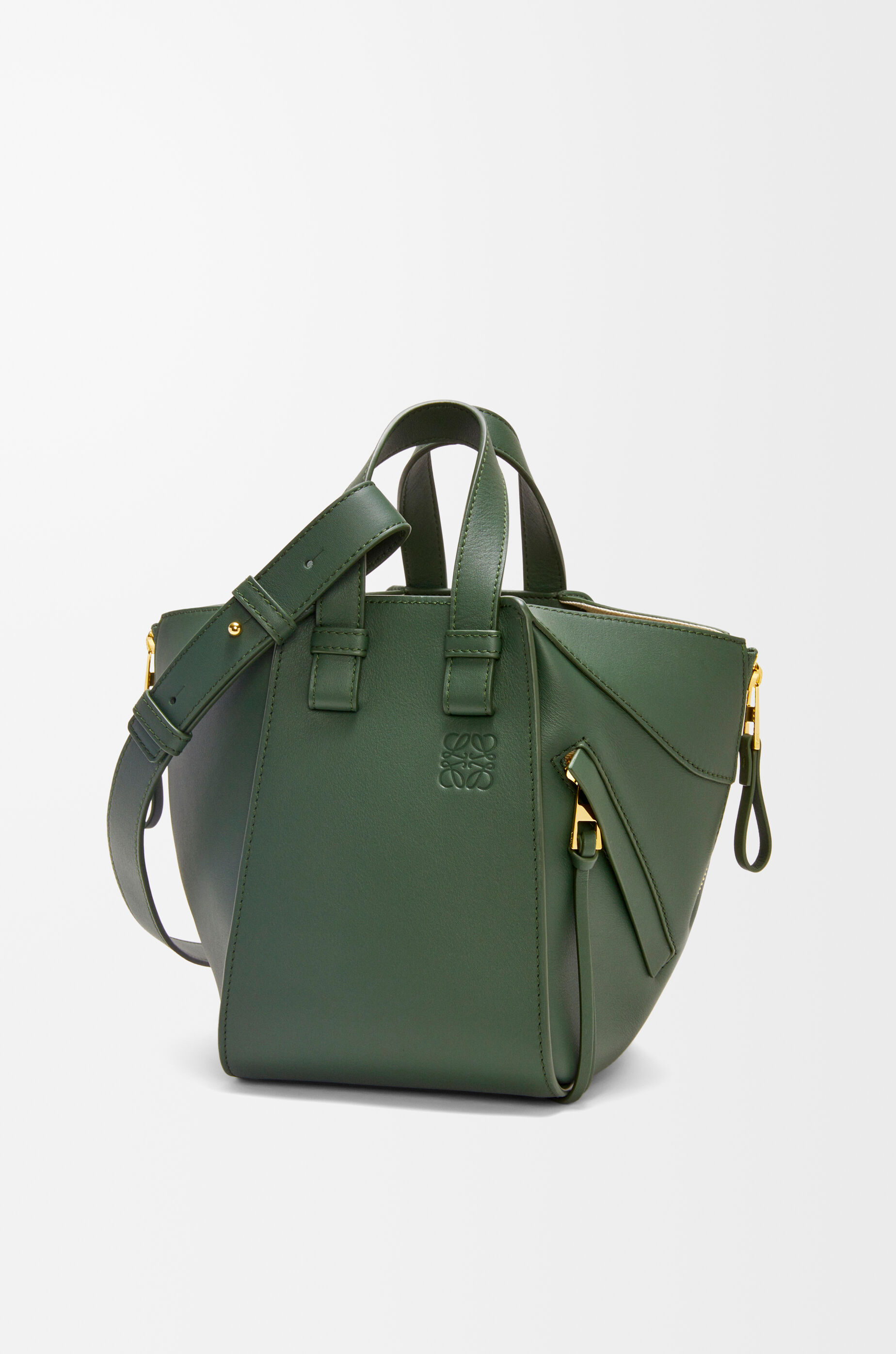 大人上品なおすすめコーデ ハンモックバッグ コンパクト（クラシックカーフ） グリーン - LOEWE バッグ