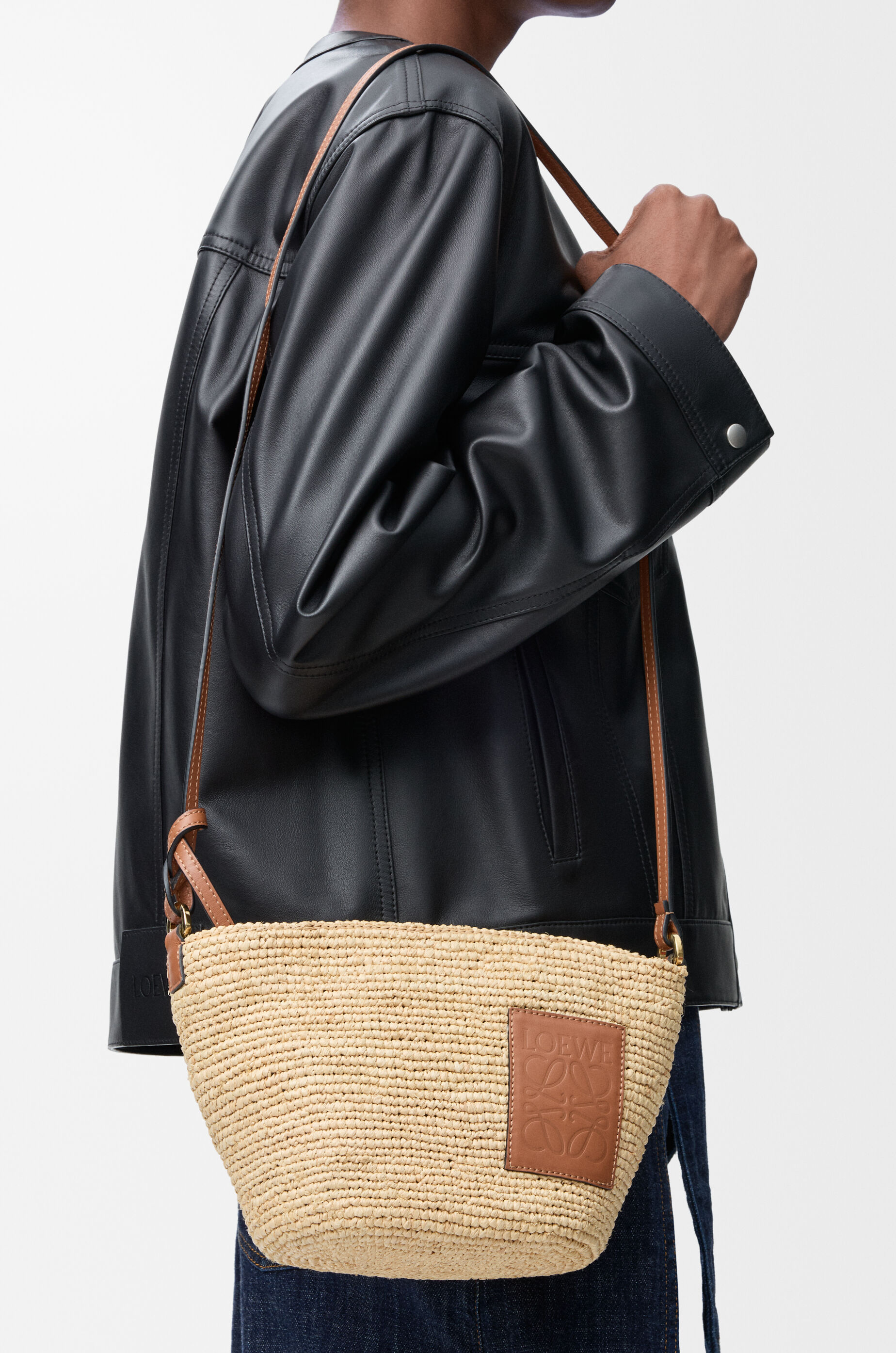 Slit pochette bag in raffia and calfskin Beige - LOEWE