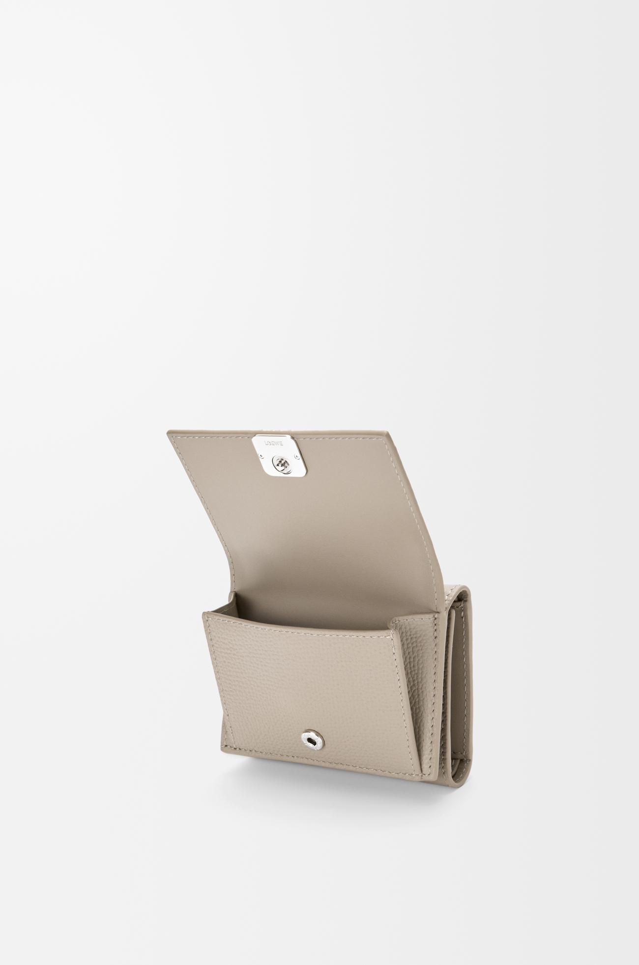 LOEWE Cartera con tres pliegues Anagram en piel de ternera Arcilla
