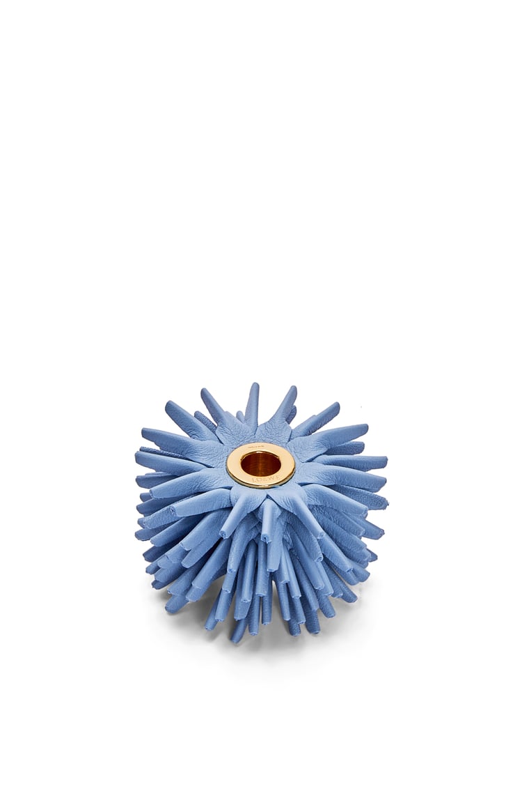 LOEWE Charm Flower pequeño en piel de ternera Azul