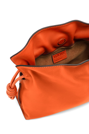 LOEWE Bolso Flamenco clutch mini en piel napa de ternera con cadena Naranja plp_rd