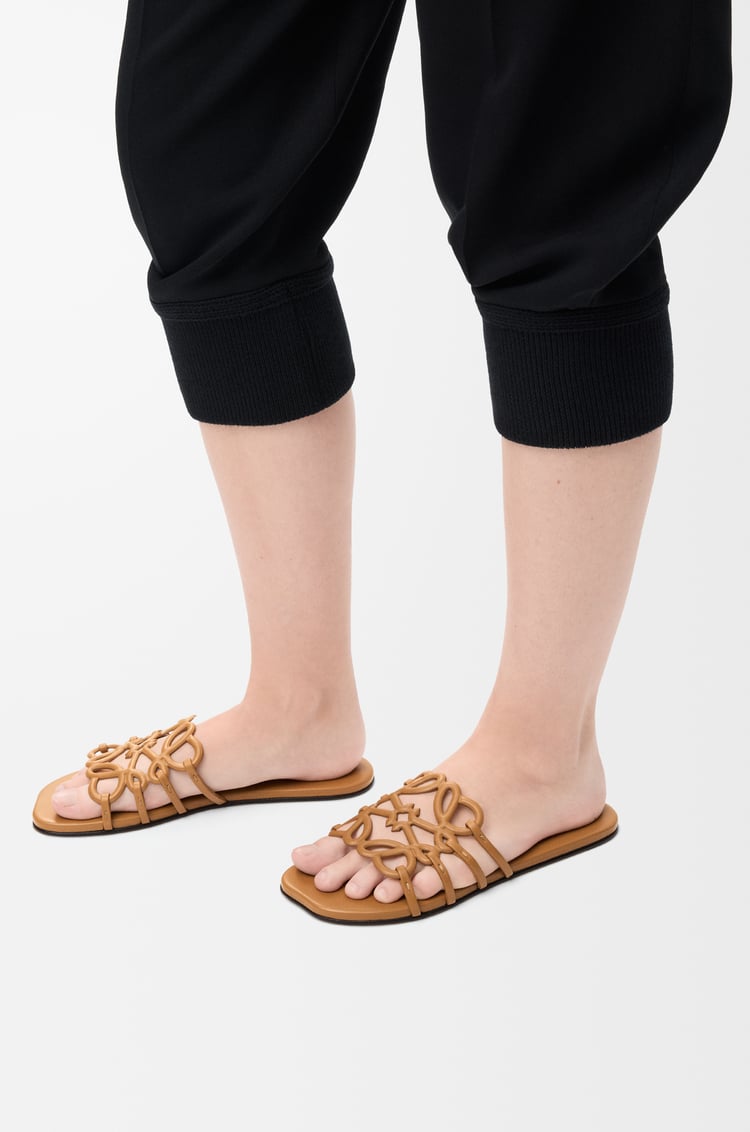 LOEWE 柔软牛皮革 Petal Anagram 凉鞋 驼色