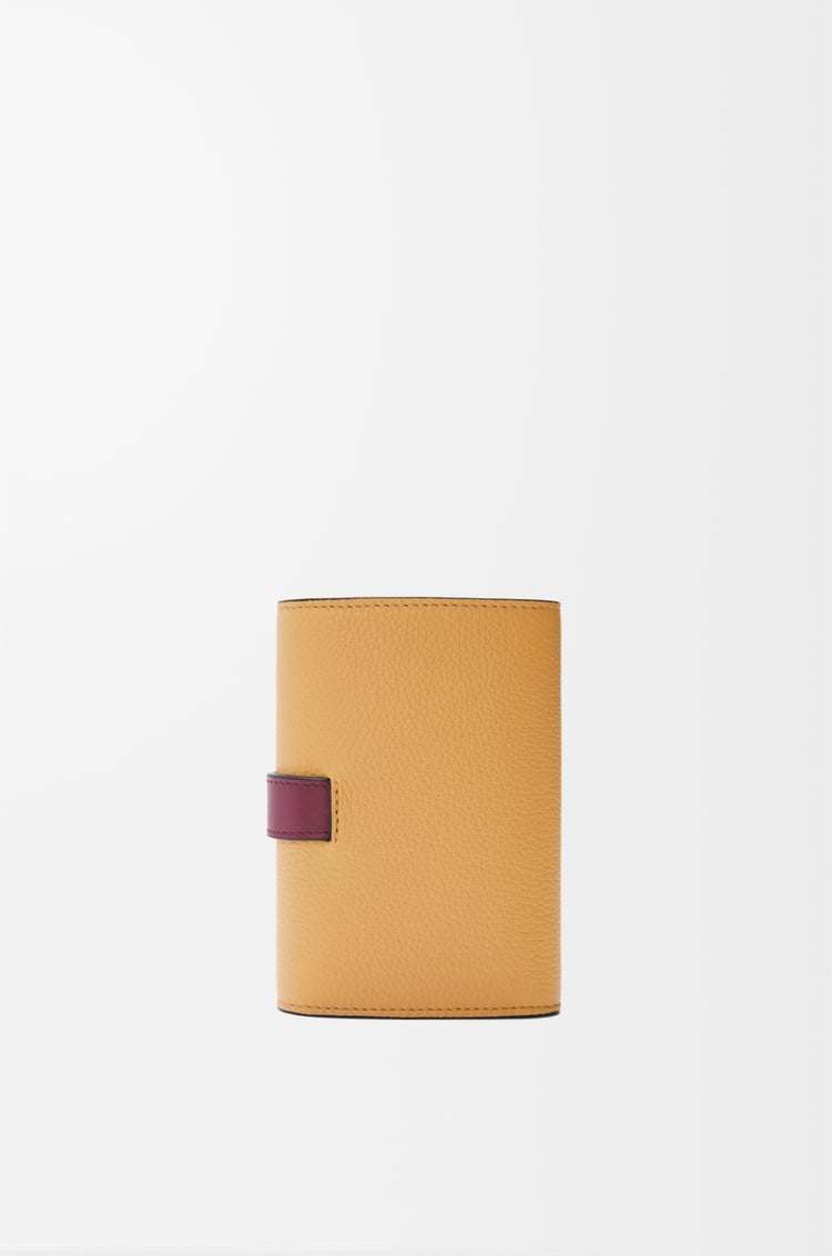 LOEWE バーティカル ウォレット スモール（ソフトグレインカーフ） ビスケット/クリムゾン/ペーパークラフト