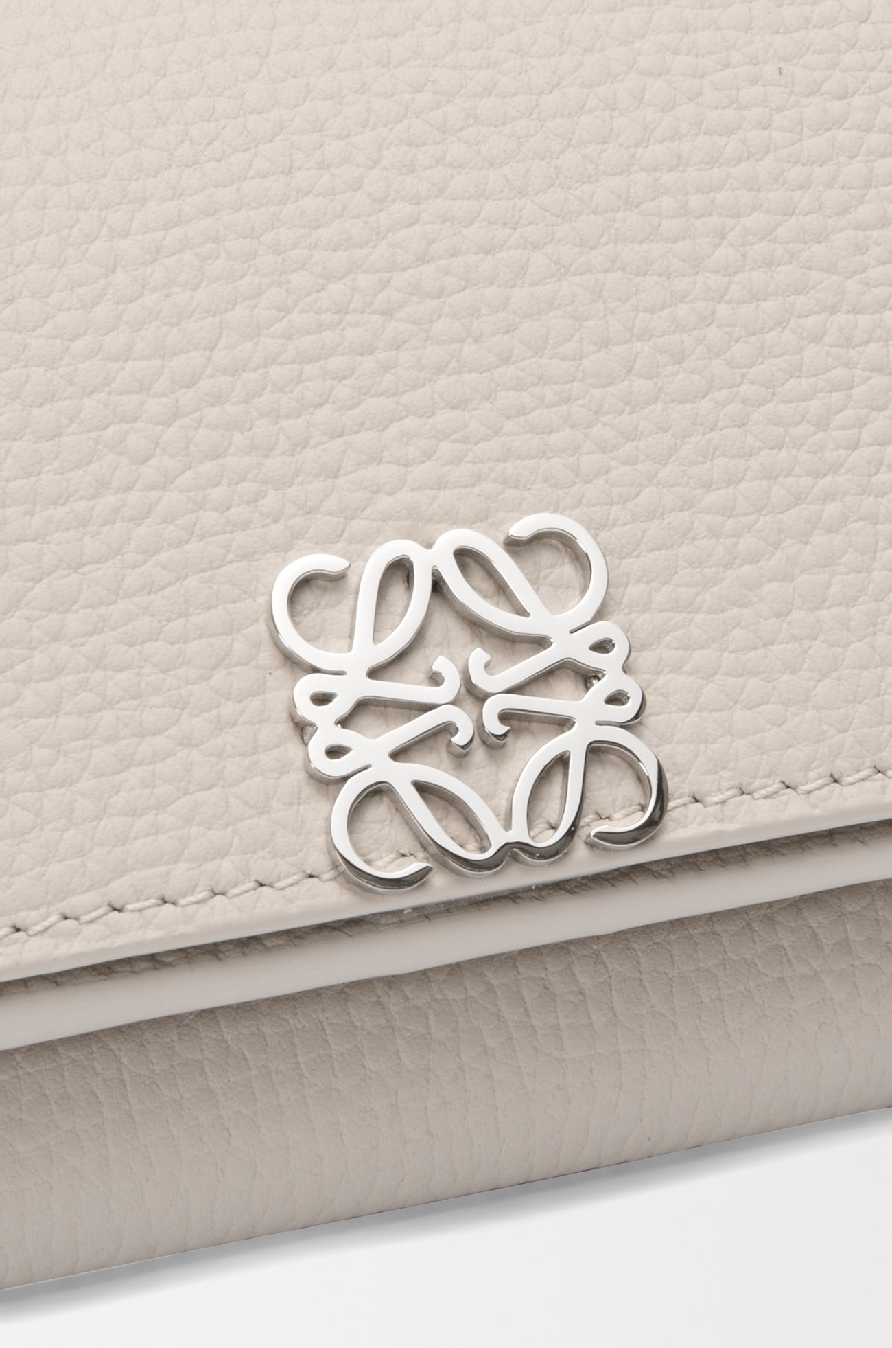 LOEWE アナグラム トライフォールド ウォレット（ペブルグレインカーフ） ライトゴースト