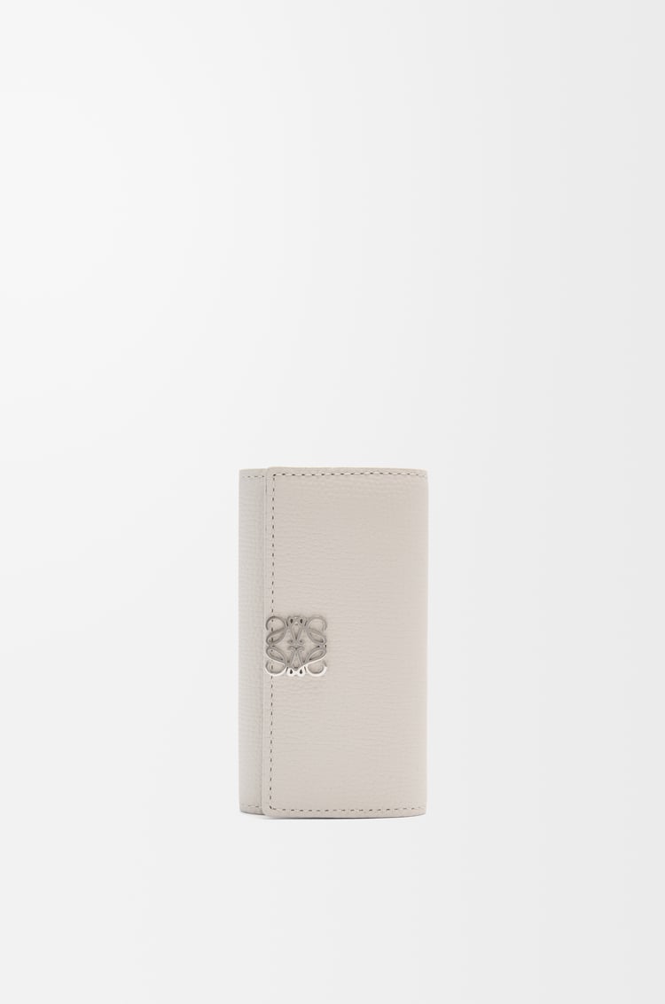 LOEWE Llavero Anagram en piel de ternera Gris Claro