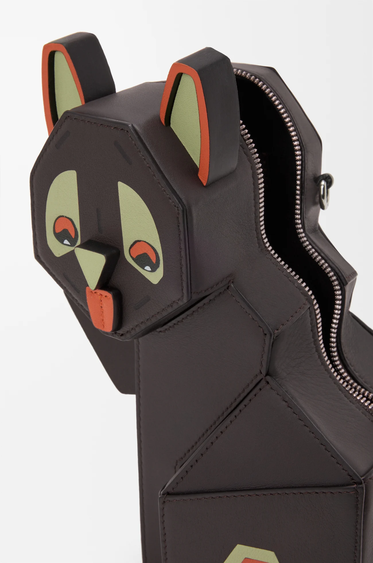 LOEWE Bolso Futurist Cat clutch en piel de ternera Topo