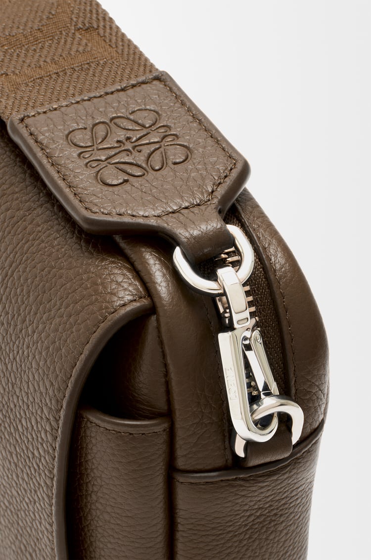 LOEWE Bolso Pebble messenger pequeño en piel de ternera graneada Tundra