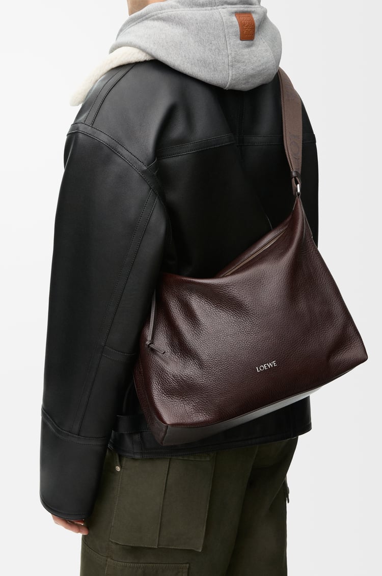 LOEWE Bolso bandolera Cubi en piel de ternera graneada Burdeos Oscuro