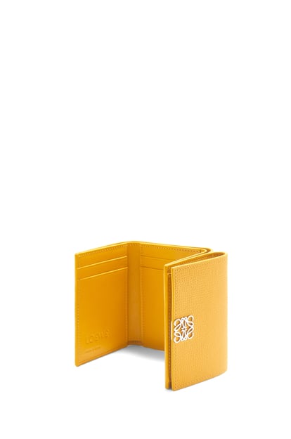 LOEWE Anagram Trifold-Brieftasche aus Pebble Grain Kalbsleder Sonnenblume plp_rd