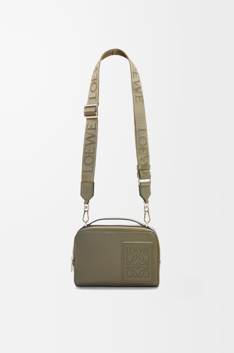 LOEWE Bolso bandolera Mini Camera en piel de ternera Verde Caqui
